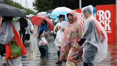 Typhoon Dujuan nears Tokyo, triggers flood and landslide alerts during holiday travel surge