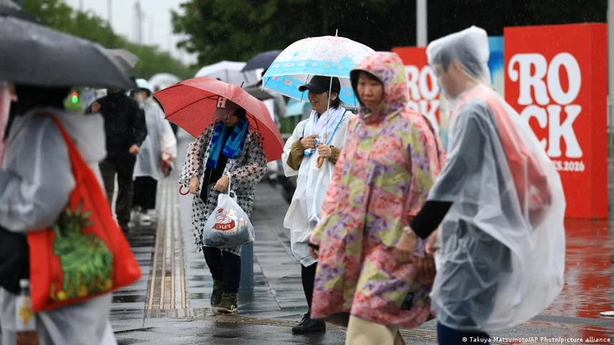 Typhoon Dujuan nears Tokyo, triggers flood and landslide alerts during holiday travel surge